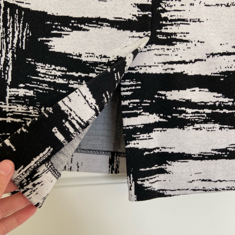 EUC | Vintage Grace women’s black white knit polyester abstract skirt size 10 - Picture 4 of 6